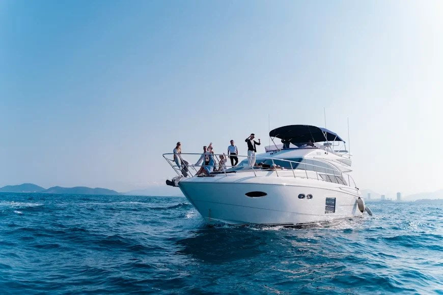 Noleggio di yacht di lusso a Dubai: guida completa per chi viaggia per la prima volta nel 2026.