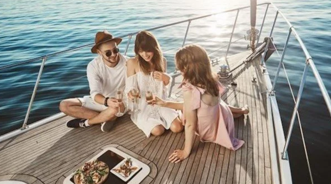 Cena in crociera a Dubai: un connubio perfetto tra cena di lusso e vista sul lungomare.